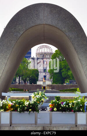 Der Memorial-Kenotaph und Genbaku Domu, Atomic Bomb Dome, in Hiroshima Peace Memorial Park in Hiroshima, Japan commemorati Stockfoto