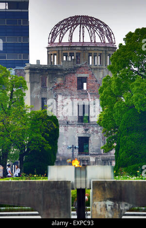 Die Genbaku Domu, Atomic Bomb Dome und den Frieden Flamme in Hiroshima Peace Memorial Park in Hiroshima, Japan zum Gedenken an die Stockfoto