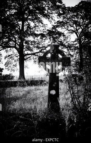 Kreuz Grabstein Friedhof in den Cotswolds, England. Monochrom Stockfoto