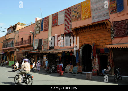 Berber Teppiche hängen an der Wand-ot-Gebäude in Marrakesch. Stockfoto