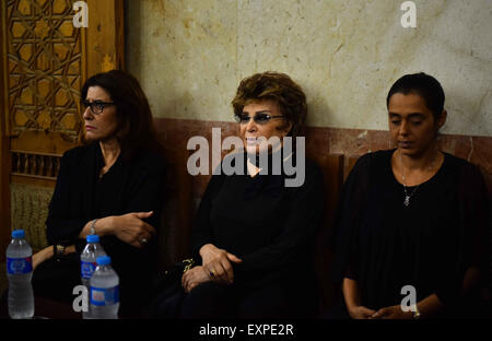 Kairo, Ägypten. 15. Juli 2014. Ägyptische Schauspielerinnen besuchen eine Beileid Zeremonie für den Schauspieler Omar Sharif Omar Makram Moschee in Kairo, Ägypten, Mittwoch, 15. Juli 2015. Sharif, ägyptischer geborene Schauspieler, der zu internationalem Ruhm in Film-Epen, "Lawrence von Arabien '' und '' Doktor Zhivago, '' stieg starb am Freitag in Cairo Krankenhaus an einem Herzinfarkt. Er war 83 © Amr Sayed/APA Bilder/ZUMA Draht/Alamy Live News Stockfoto