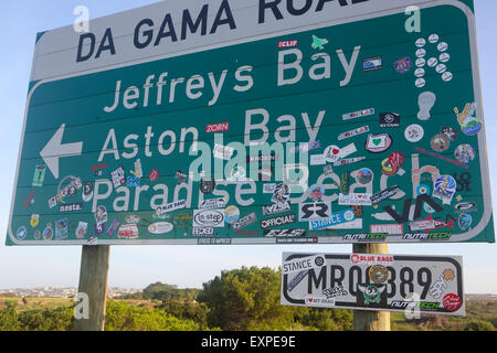Jeffreys Bay, Südafrika Straßenschild in Surf Aufklebern bedeckt Stockfoto