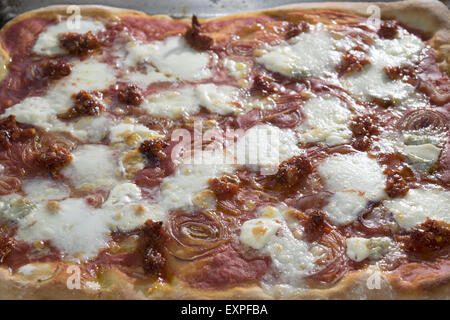 Pizza in die Schale mit Kartoffeln und mozzarella Stockfoto