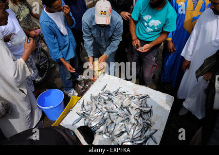 Verkauf von Fischen im Hafen von Essaouira. Stockfoto