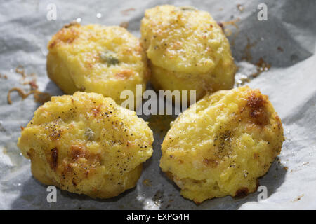 Kartoffeln gefüllt mit Schafskäse und Gratinéed im Ofen Stockfoto