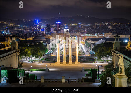 Nacht Blick vom nationalen Kunstmuseum von Katalonien auf Avinguda De La Reina Maria Cristina, Barcelona, Spanien Stockfoto