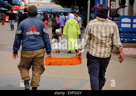Zwei Männer auf der Straße von Essaouira. Stockfoto