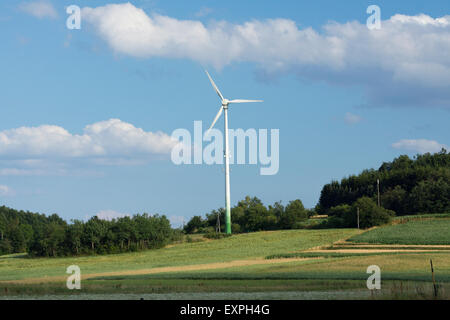 Eine einzige Windkraftanlage in Niederösterreich, Europa. Thema: Erneuerbare Energien, grüne Energie, Windenergie, nachhaltige, umweltverträgliche Stromerzeugung Stockfoto