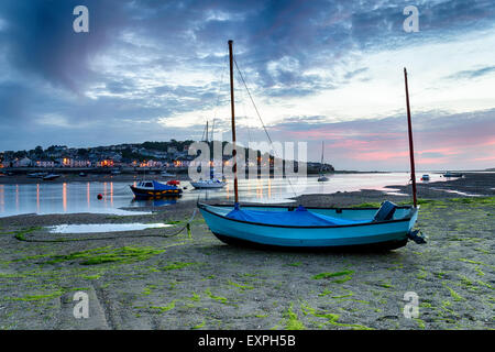 Sonnenuntergang über einem blauen Boot am Strand von Instow, mit Blick auf das hübsche Fischerdorf Dorf Appledore etwas außerhalb von Bideford Stockfoto