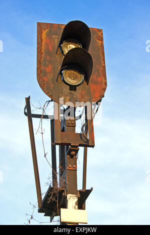 Alte rostige Eisenbahn Ampeln über blauen Himmel Stockfoto