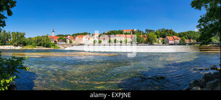 Panoramablick über die Stadt Landsberg mit dem berühmten Fluss Lech Wasserfall in Bayern, Deutschland Stockfoto