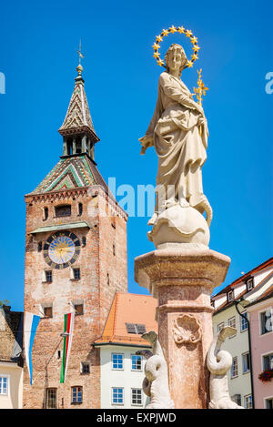 Berühmten Turm Schmalzturm mit Statue von Mary Brunnen in Landsberg am Lech, Bayern, Deutschland Stockfoto