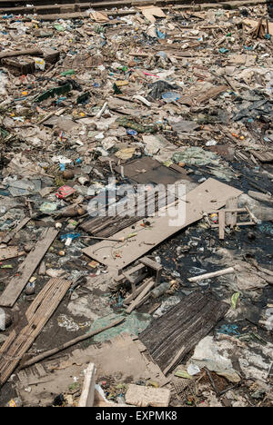 Belem, Bundesstaat Para, Brasilien.  Ver-o-Peso Fischmarkt Hafen mit Müll im Amazonas. Stockfoto