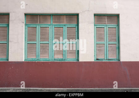 Vintage grüne Fenster in Alter Wand Stockfoto