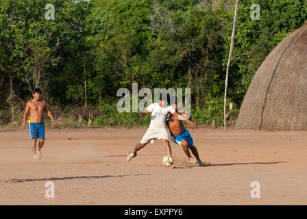 Xingu indigenen Park, Mato Grosso, Brasilien. Aldeia Matipu. Einheimische Männer spielen in einem Fußballspiel. Stockfoto
