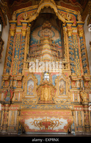 Penedo, Bundesstaat Alagoas, Brasilien. Im Inneren barocke Kirche, Gold und Colouful Altar. Stockfoto