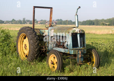 alten Traktor. Norfolk Broads England UK Stockfoto