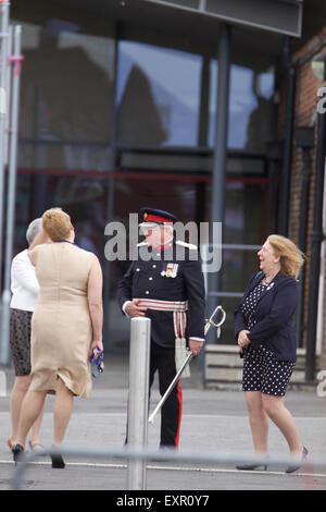 London, UK. 16. Juli 2015. Die Königin und der Duke of York besucht Barking und Dagenham im Rahmen des 50. Jubiläums der Gemeinde. Bildnachweis: Danny Charlette/Alamy Live-Nachrichten Stockfoto