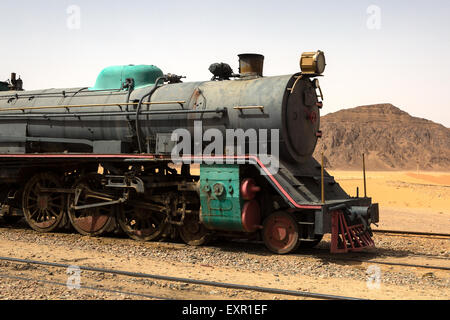 Eine alte türkische Dampfzug verwendet im Film Lawrence von Arabien sitzt In der Saudi-Wüste von Wadi Rum, Jordanien Stockfoto