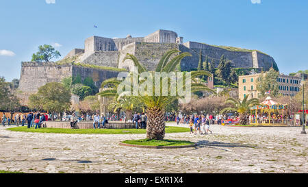 Das neue Schloss mit Blick auf ein Quadrat Korfu Korfu Griechenland Stockfoto