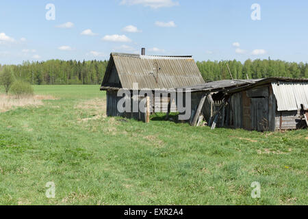 die einstürzenden Landhaus im einsamen Dorf Stockfoto