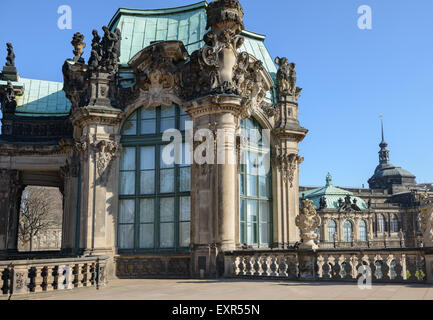 Blick in Richtung Rampart Pavilion (Wallpavillon) von Terrasse auf der Nord-westlichen abgerundeten Galerie der Zwinger in Dresden, Sachsen, Deutschland Stockfoto