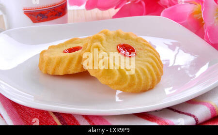 Butterkekse mit Erdbeermarmelade Stockfoto