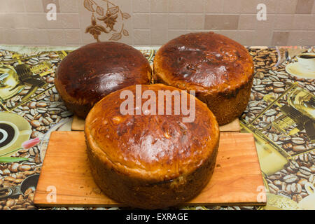 einige Laibe von gebackenem Brot auf einem Tisch liegen Stockfoto