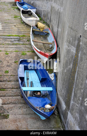 Angelboote/Fischerboote auf dem Slipway am West Cliff in Sheringham an der North Norfolk-Küste. Stockfoto