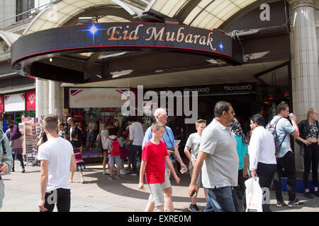 Piccadilly London, UK. 16. Juli 2015. Eine elektronische Unterschrift auf dem London Trocadero blinkt Eid Mubarak, wie Muslime bereiten Sie bis zum Ende des Heiligen Monats Ramadan und Fasten Credit feiern: Amer Ghazzal/Alamy Live-Nachrichten Stockfoto