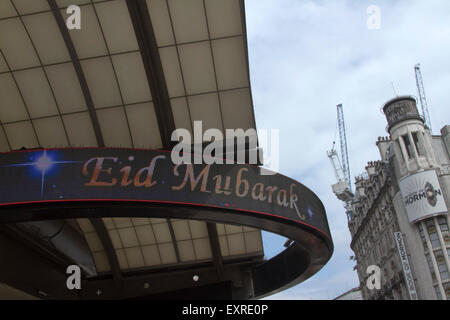 Piccadilly London, UK. 16. Juli 2015. Eine elektronische Unterschrift auf dem London Trocadero blinkt Eid Mubarak, wie Muslime bereiten Sie bis zum Ende des Heiligen Monats Ramadan und Fasten Credit feiern: Amer Ghazzal/Alamy Live-Nachrichten Stockfoto