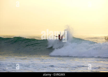 Australischer Profi-Surfer Julian Wilson in Aktion bei der 2015 Open J-Bay Surf Event in Jeffreys Bay, Südafrika Stockfoto