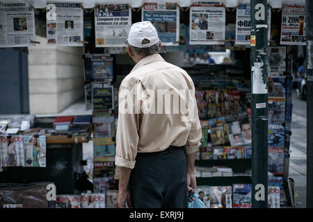 Athen, Griechenland. 16. Juli 2015. Ein Mann liest die Schlagzeilen der Zeitungen an einem Kiosk in Athen am 16. Juli 2015. : Bildnachweis Sokrates Baltagiannis/Dpa: Dpa picture-Alliance/Alamy Live News Stockfoto