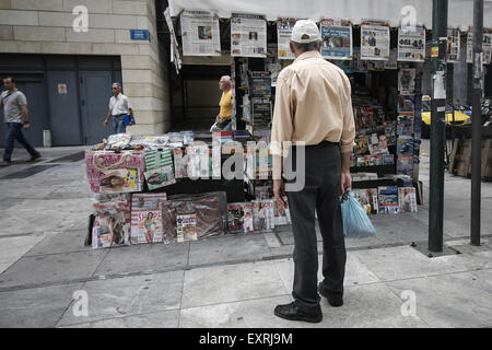 Athen, Griechenland. 16. Juli 2015. Ein Mann liest die Schlagzeilen der Zeitungen an einem Kiosk in Athen am 16. Juli 2015. : Bildnachweis Sokrates Baltagiannis/Dpa: Dpa picture-Alliance/Alamy Live News Stockfoto