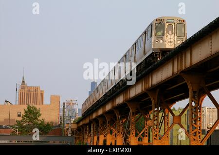 CTA Blue Line erhöhte s-Bahn-Zug von Bloomingdale Trail betrachtet. Willis Tower in Abstand hinter dem Zug. Stockfoto