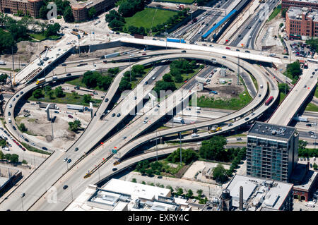 Einer großen städtischen Straßenkreuzung in Amerika von oben gesehen. Stockfoto