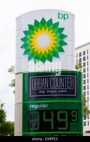 Melden Sie sich für städtische Zähler Restaurant eine BP-Tankstelle in Chicago. Stockfoto