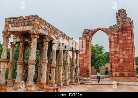 Ein Sicherheitsbeamter, der unter der Quwwat-al-Islam Moschee steht, baut im Qutb Minar Komplex, Mehrauli, Delhi, Indien. Stockfoto