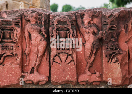 Hinduismus geschnitzte Steintafel mit Frauenfiguren im Qutb-Komplex in Süd-Delhi, Delhi, Indien. Stockfoto