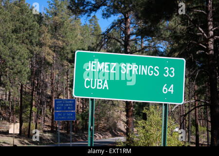 Verkehrszeichen in der Nähe von Los Alamos in New Mexico USA Stockfoto