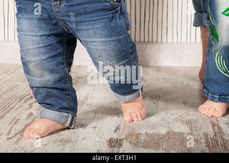 Vater, Mutter und Töchter barfuß in jeans Stockfoto