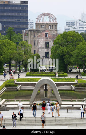 Genbaku Domu, Atomic Bomb Dome und das Denkmal Cenotaph in Hiroshima Peace Memorial Park in Hiroshima, Japan commemorati Stockfoto