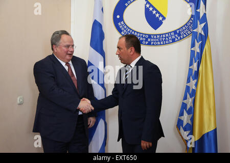 Sarajevo, Bosnien und Herzegowina. 16. Juli 2015. Außenminister von Bosnien und Herzegowina (BiH) Igor Crnadatak (R) schüttelt die Hand mit dem Besuch der griechische Außenminister Nikos Kotzias, in Bosnien und Herzegowina des Außenministeriums, in Sarajevo, Bosnien und Herzegowina, am 16. Juli 2015. Bildnachweis: Haris Memija/Xinhua/Alamy Live-Nachrichten Stockfoto