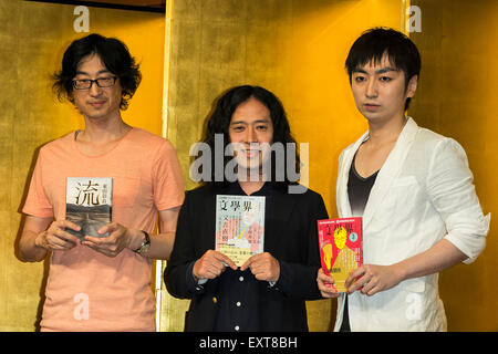 Tokio, Japan. 16. Juli 2015. (L, R) Autoren Akira Higashiyama, Naoki Matayoshi und Keisuke Hada besuchen Sie die japanische Literatur-Preisverleihung in der Innenstadt von Tokio am 16. Juli 2015. Japanischen Komiker Naoki Matayoshi gewann eine gemeinsame 153. Akutagawa-Preis für sein Buch Hibana zusammen mit Keisuke Hada, den Preis für The Jimmy Hendrix Experience gewann. Naoki Matayoshi erhielt die 153. Naoki-Preis für seinen Roman Ryu. Die Sieger bekamen auch 1 Million Yen dotiert. Bildnachweis: Aflo Co. Ltd./Alamy Live-Nachrichten Stockfoto