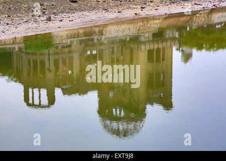 Reflexion von Genbaku Domu, Atomic Bomb Dome, in Hiroshima Peace Memorial Park in Hiroshima, Japan zum Gedenken an die bombi Stockfoto