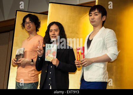 Tokio, Japan. 16. Juli 2015. (L, R) Autoren Akira Higashiyama, Naoki Matayoshi und Keisuke Hada besuchen Sie die japanische Literatur-Preisverleihung in der Innenstadt von Tokio am 16. Juli 2015. Japanischen Komiker Naoki Matayoshi gewann eine gemeinsame 153. Akutagawa-Preis für sein Buch Hibana zusammen mit Keisuke Hada, den Preis für The Jimmy Hendrix Experience gewann. Naoki Matayoshi erhielt die 153. Naoki-Preis für seinen Roman Ryu. Die Sieger bekamen auch 1 Million Yen dotiert. Bildnachweis: Aflo Co. Ltd./Alamy Live-Nachrichten Stockfoto