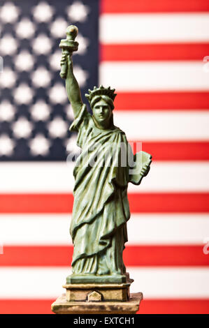 Spielzeug Kunststoff Miniatur der Freiheitsstatue und USA-Flagge - 4. Juli, Tag der Unabhängigkeit Stockfoto