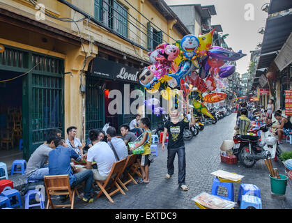 Ballon-Verkäufer in der beliebten 'bia Hoi' Nachtleben Ecke in Hanoi, Vietnam Stockfoto