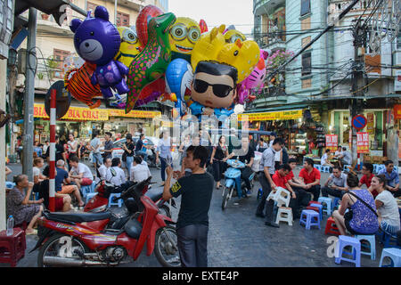 Ballon-Verkäufer in der beliebten 'bia Hoi' Nachtleben Ecke in Hanoi, Vietnam Stockfoto