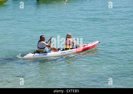 St. Ives, Cornwall, UK: Paar mittleren Alters auf den Weg in ein zwei-Personen-Ocean-Kayak Stockfoto